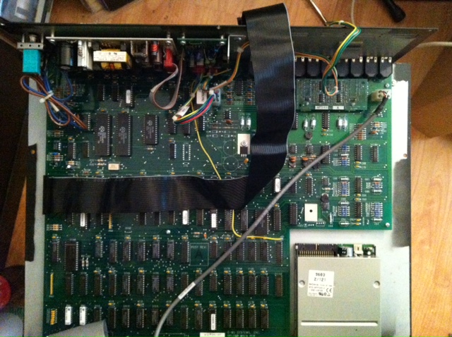 Fold floppy cable and lead it to the back of the SP1200. Coloured cable must be on the right side. The same with the Powersupply for the HxC.